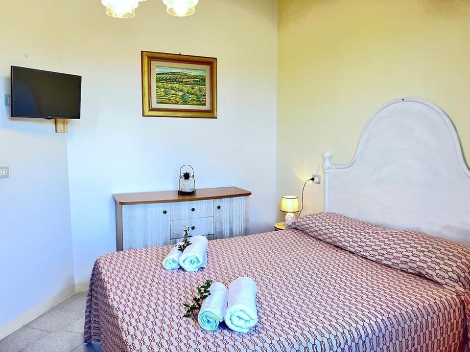 Bed, TV and multimedia, Photo of the whole room, Bedroom, towels