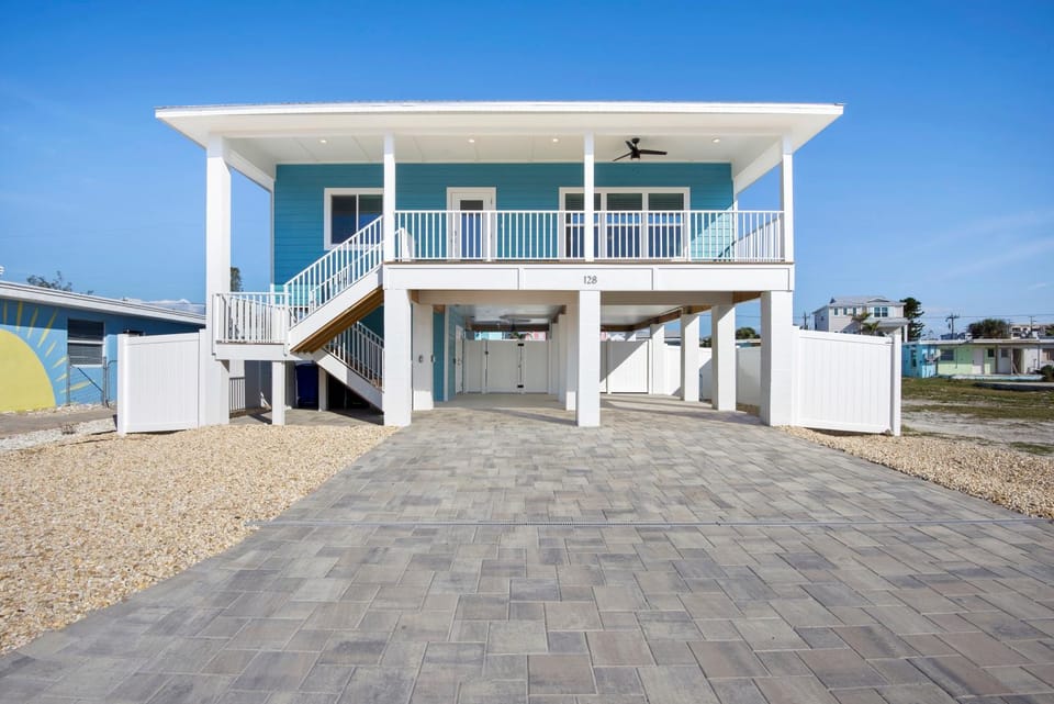 Bettys Beach House by Sun Palace Vacations House in Estero Island