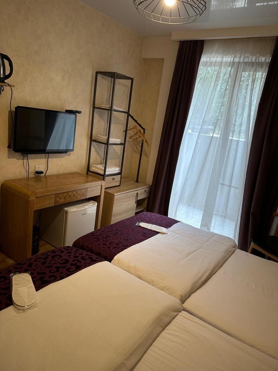Communal lounge/ TV room, Bed, TV and multimedia, Photo of the whole room, Evening entertainment, Bedroom, hair dresser