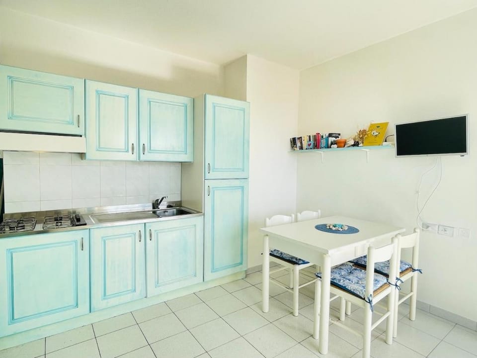 TV and multimedia, Kitchen or kitchenette, Dining area, stove