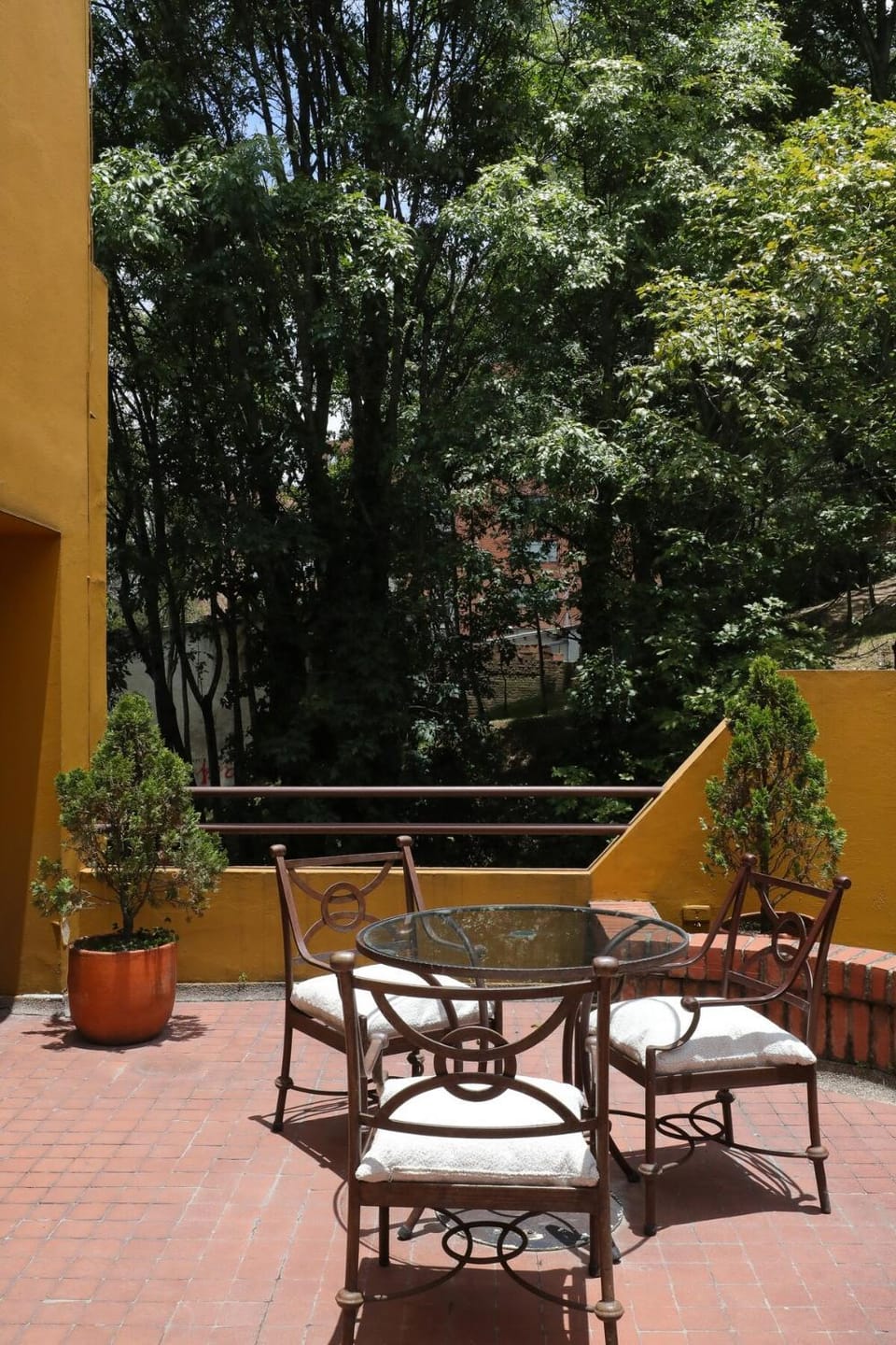 View (from property/room), Balcony/Terrace, Living room, Decorative detail, Seating area, Dining area, Garden view