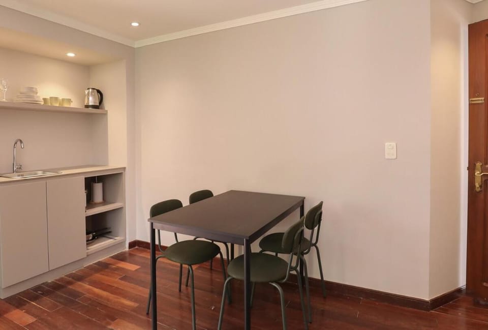 Coffee/tea facilities, Kitchen or kitchenette, Dining area