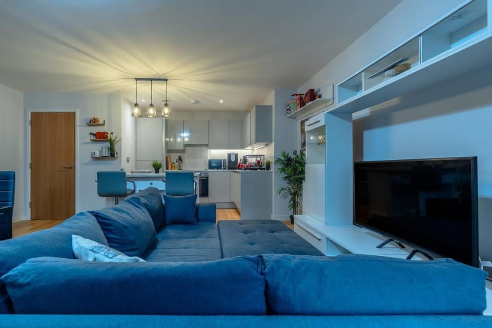 TV and multimedia, Living room, Seating area, Evening entertainment
