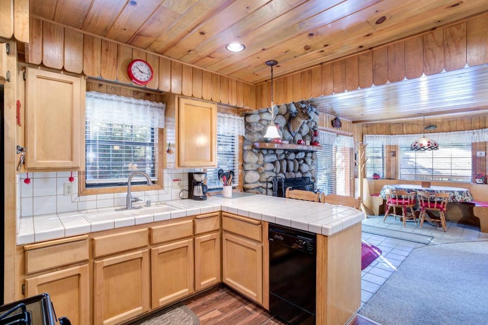 Cedar Lodge House in Sierra Nevada