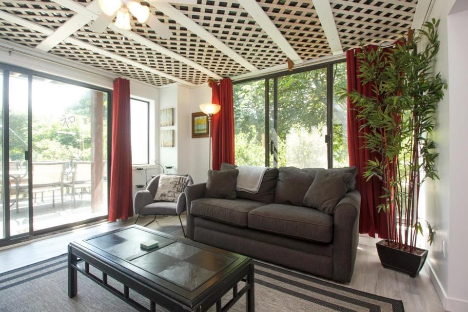 Cole's Bay Vacation Retreat Cole's Bay Suite House in Southern Gulf Islands