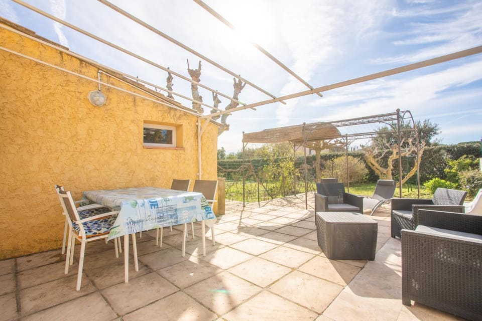 Property building, Balcony/Terrace, Living room