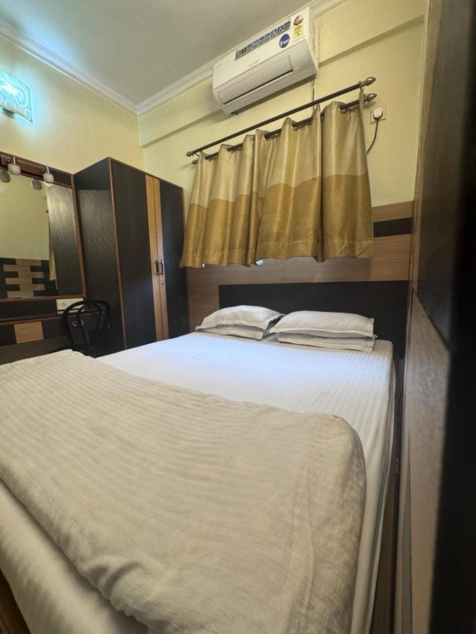 Bed, Bedroom, wardrobe, air conditioner