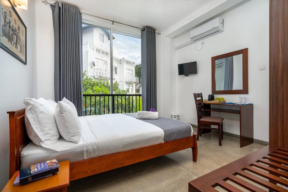Bed, TV and multimedia, View (from property/room), Photo of the whole room, Seating area, Bedroom, air conditioner