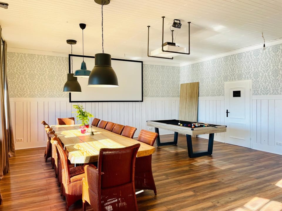 Seating area, Dining area