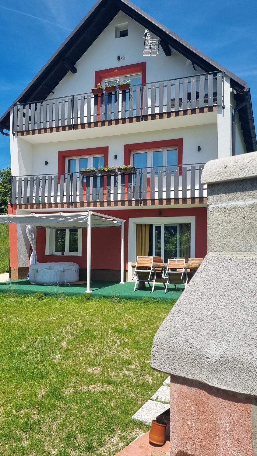 Property building, Patio, Balcony/Terrace