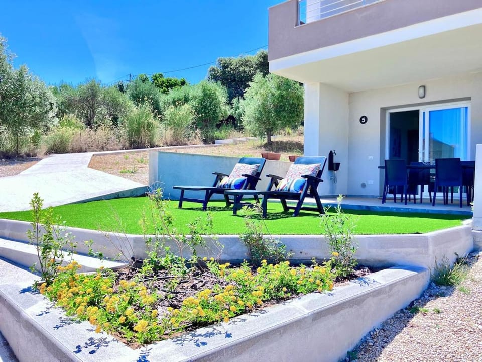 Property building, Garden, Garden view, sunbed