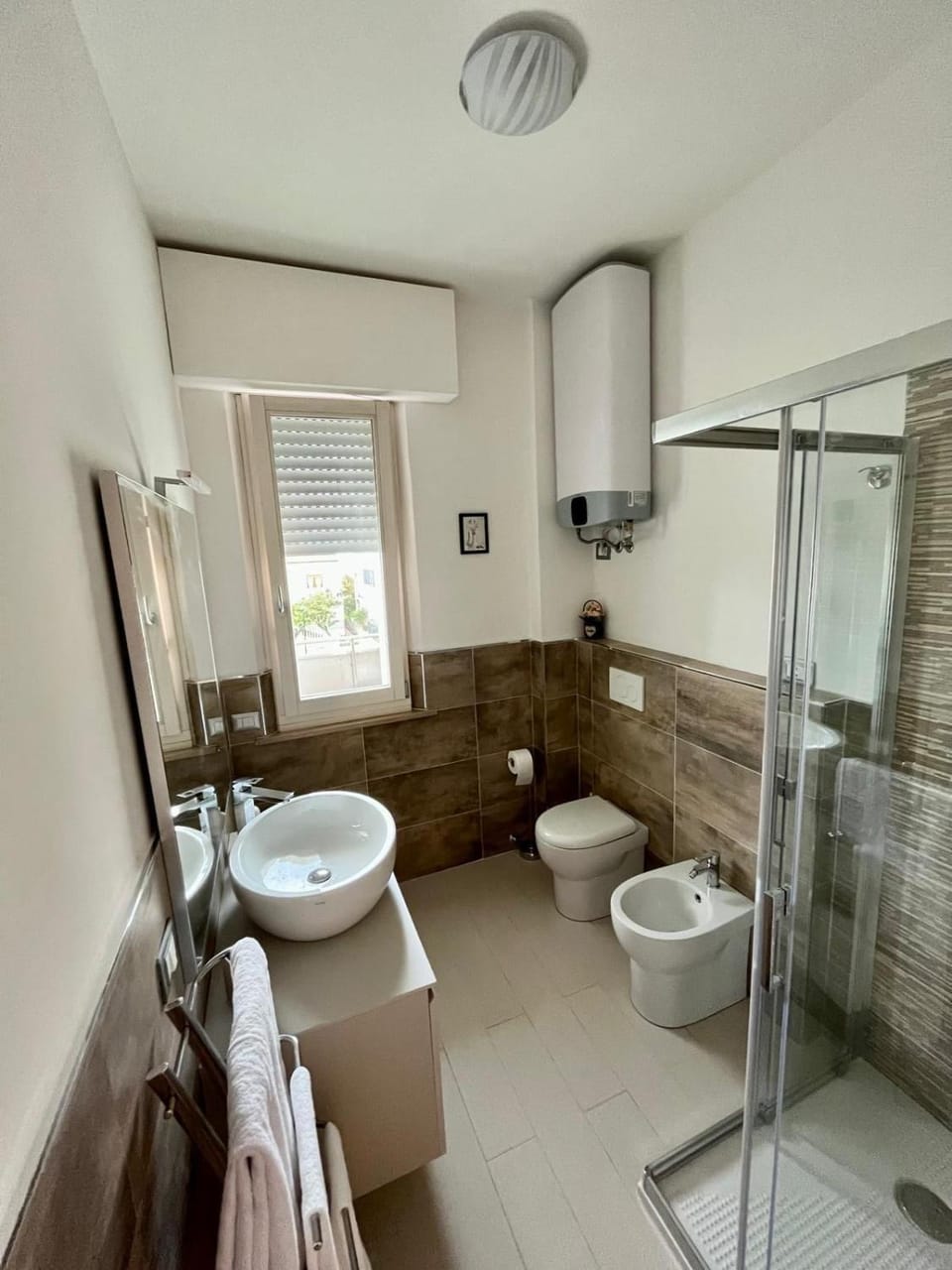 Shower, Toilet, Bathroom, bidet, towels
