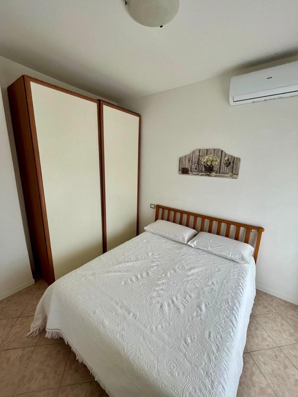 Bed, Photo of the whole room, Bedroom, air conditioner
