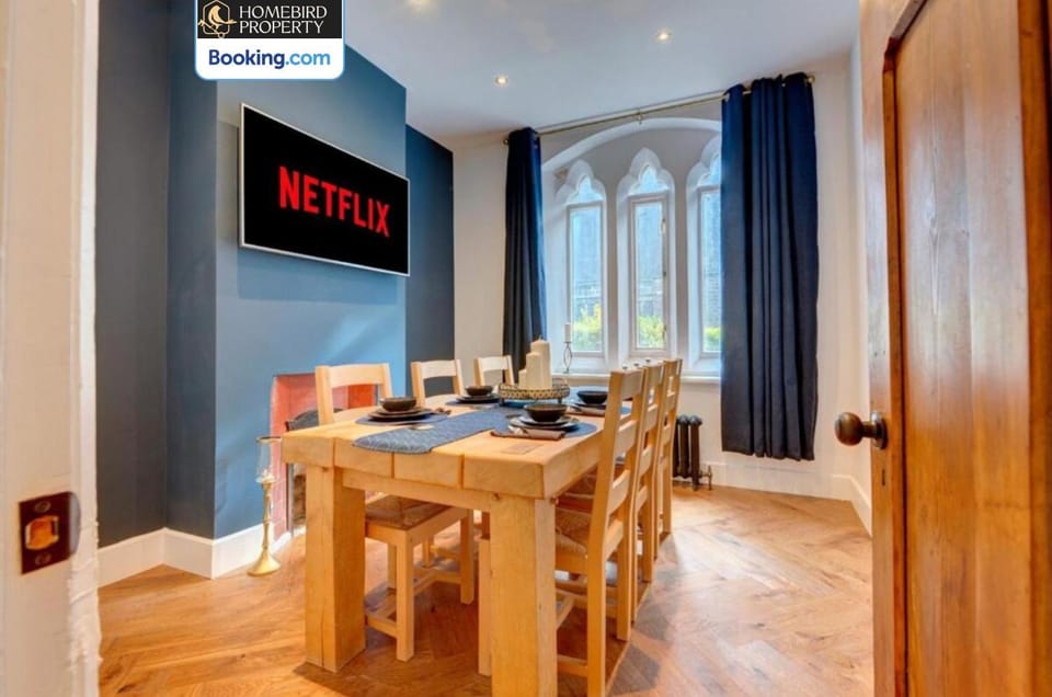 TV and multimedia, Seating area, Dining area