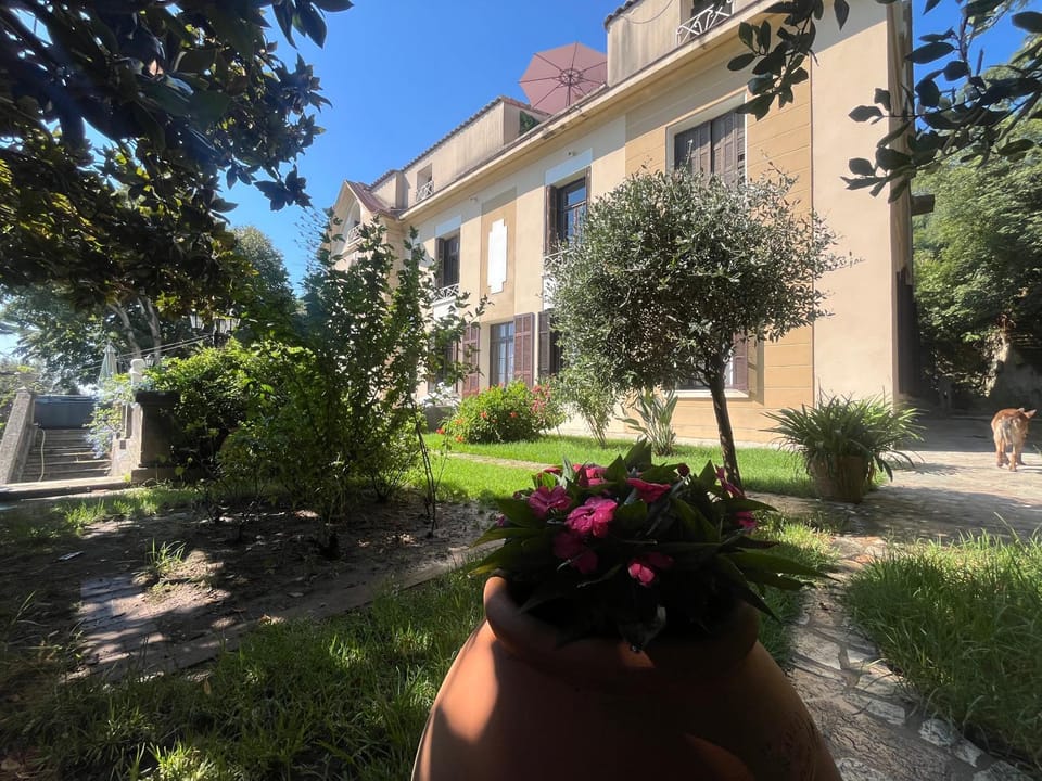 Bastia, appartement ds villa de caractère avec piscine, jacuzzi et vue mer Apartment in Bastia