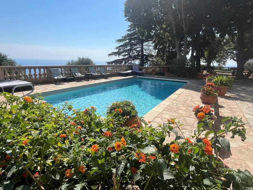 Bastia, appartement ds villa de caractère avec piscine, jacuzzi et vue mer Apartment in Bastia
