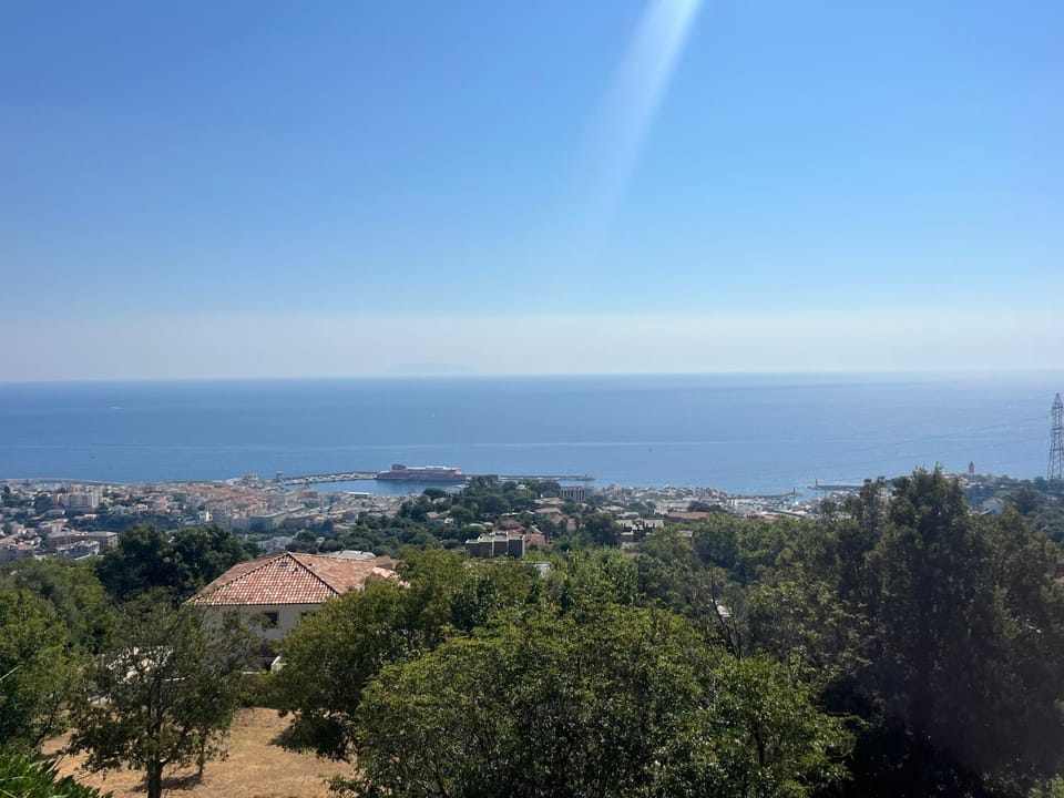 Bastia, appartement ds villa de caractère avec piscine, jacuzzi et vue mer Apartment in Bastia