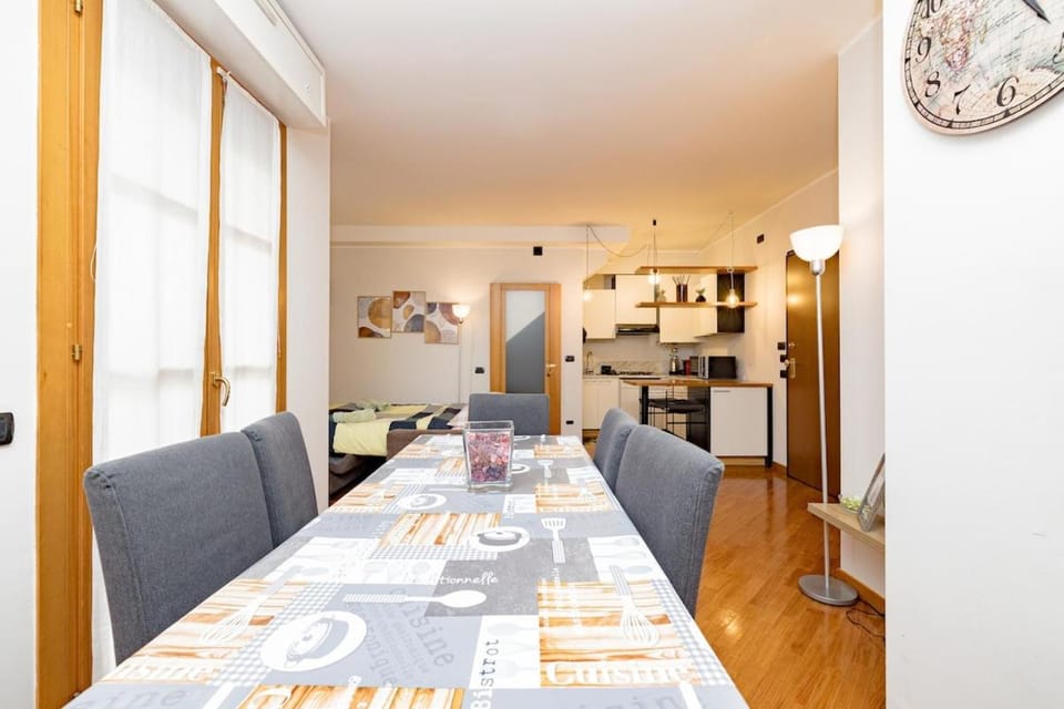 Kitchen or kitchenette, Living room, Food and drinks, Seating area, Dining area