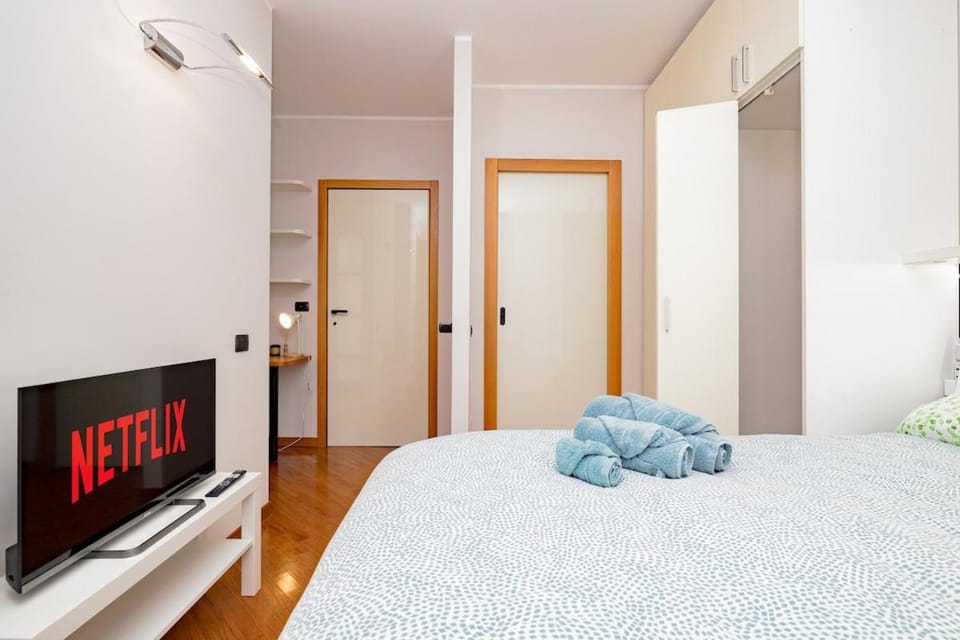 Bed, TV and multimedia, Photo of the whole room, Bedroom, towels, wardrobe