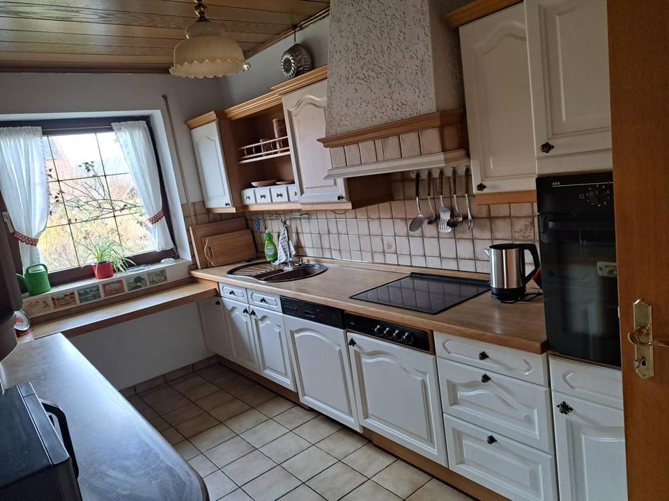 Coffee/tea facilities, Kitchen or kitchenette, dishwasher, stove