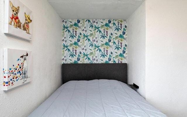 Fun Backyard Close to Downtown Pet Friendly 4BDRM Apartment in Des Moines