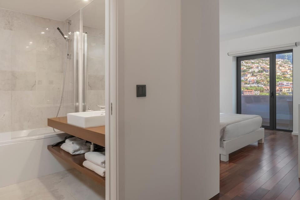 Bed, Bathroom, Bedroom, towels