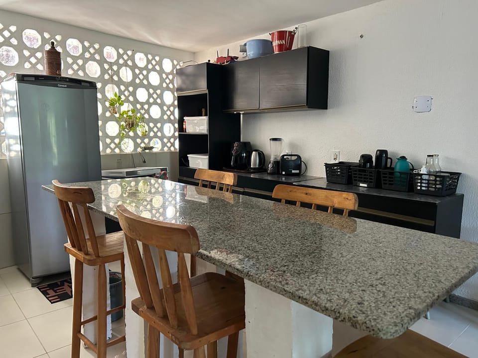 Coffee/tea facilities, Kitchen or kitchenette, Dining area, oven, stove, toaster
