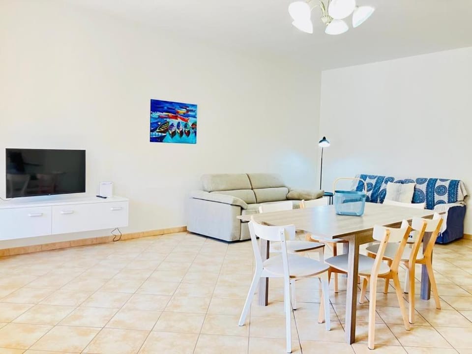 Communal lounge/ TV room, TV and multimedia, Living room, Dining area