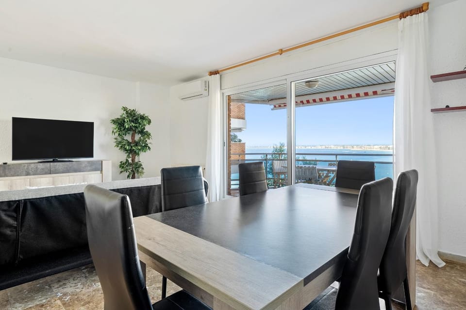 Communal lounge/ TV room, Natural landscape, TV and multimedia, View (from property/room), Balcony/Terrace, Living room, Seating area, Dining area, Evening entertainment, Sea view