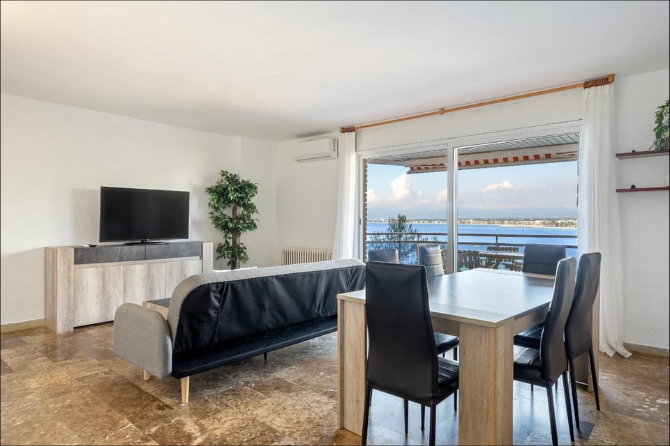 Communal lounge/ TV room, Natural landscape, TV and multimedia, View (from property/room), Balcony/Terrace, Living room, Seating area, Dining area, Evening entertainment
