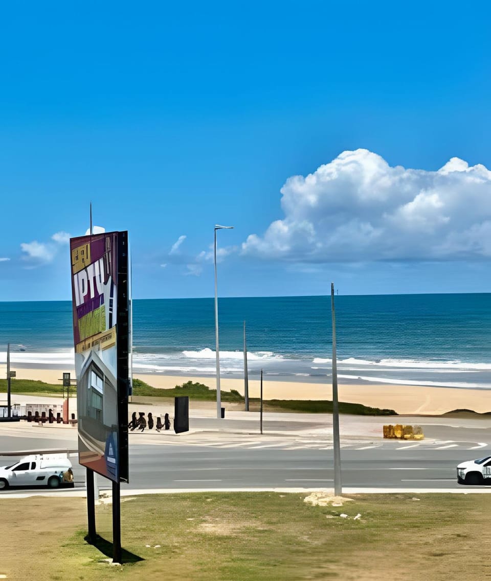 UNU Studio Armação; Frente/Vista mar, piscina e + Apartment in Salvador