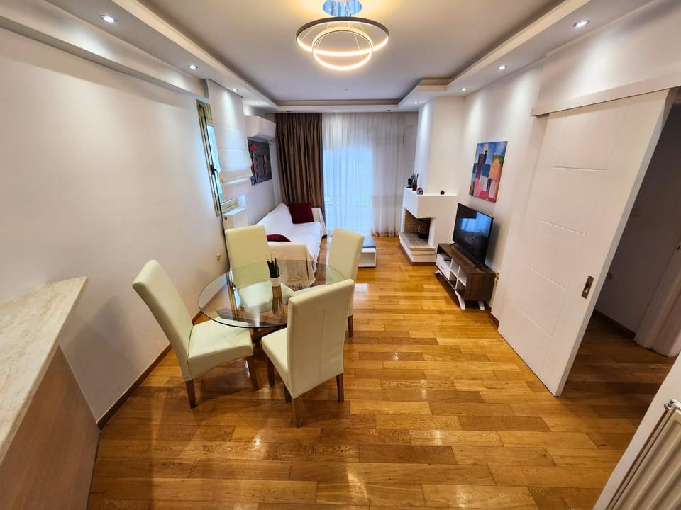 TV and multimedia, Living room, Seating area, Dining area