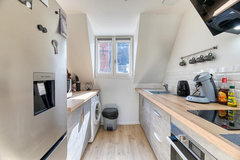 Coffee/tea facilities, Kitchen or kitchenette, oven, stove