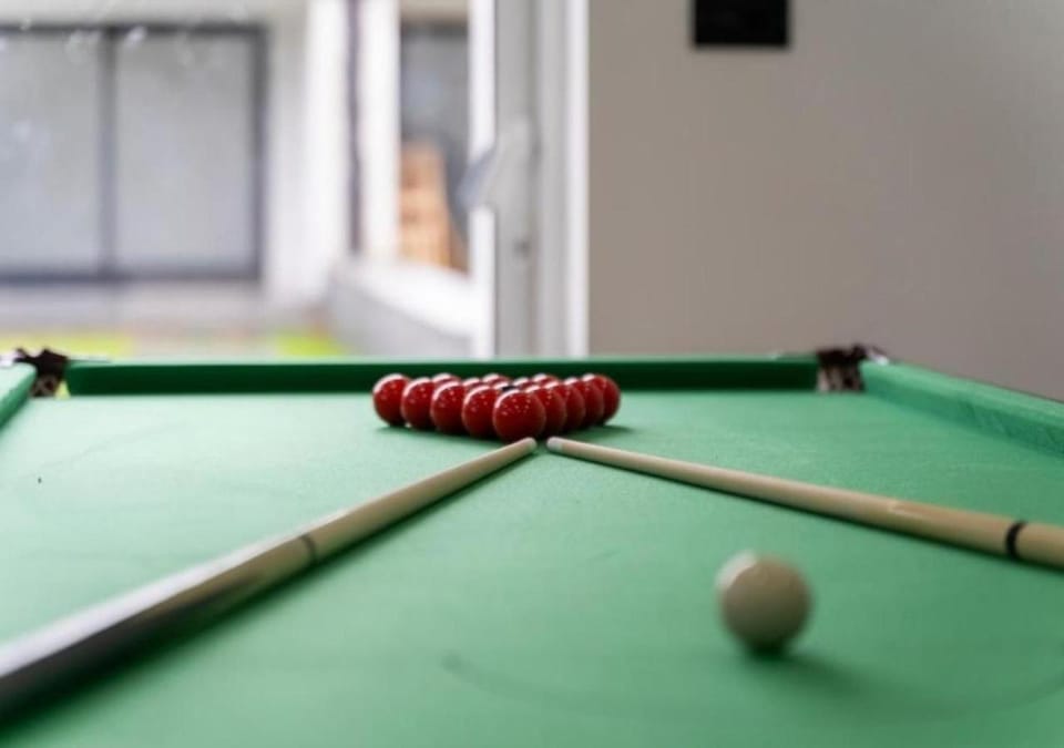 Billiard, Game Room