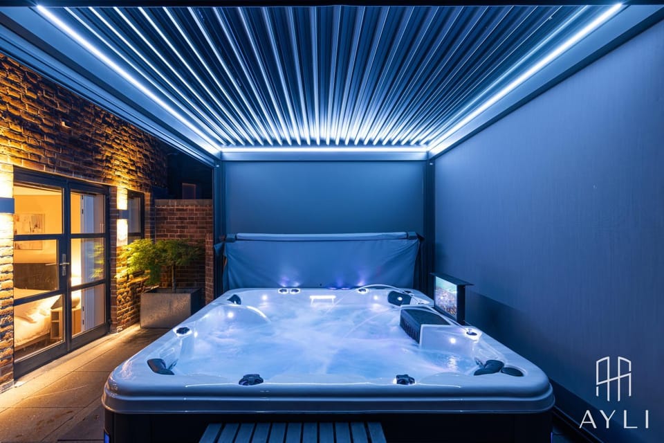 Night, Garden, Hot Tub, TV and multimedia