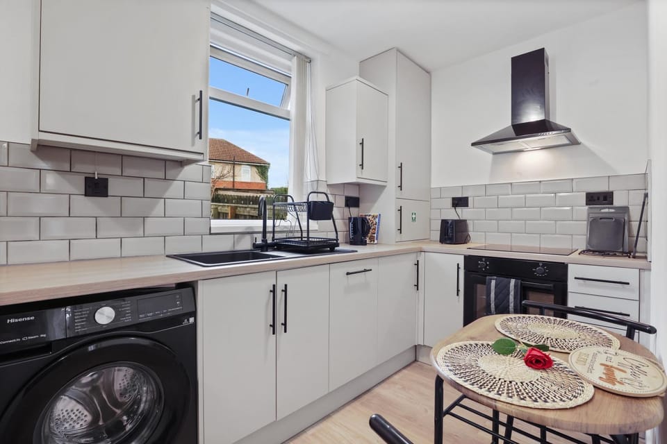 Coffee/tea facilities, Kitchen or kitchenette, Dining area, dishwasher, oven, stove, toaster