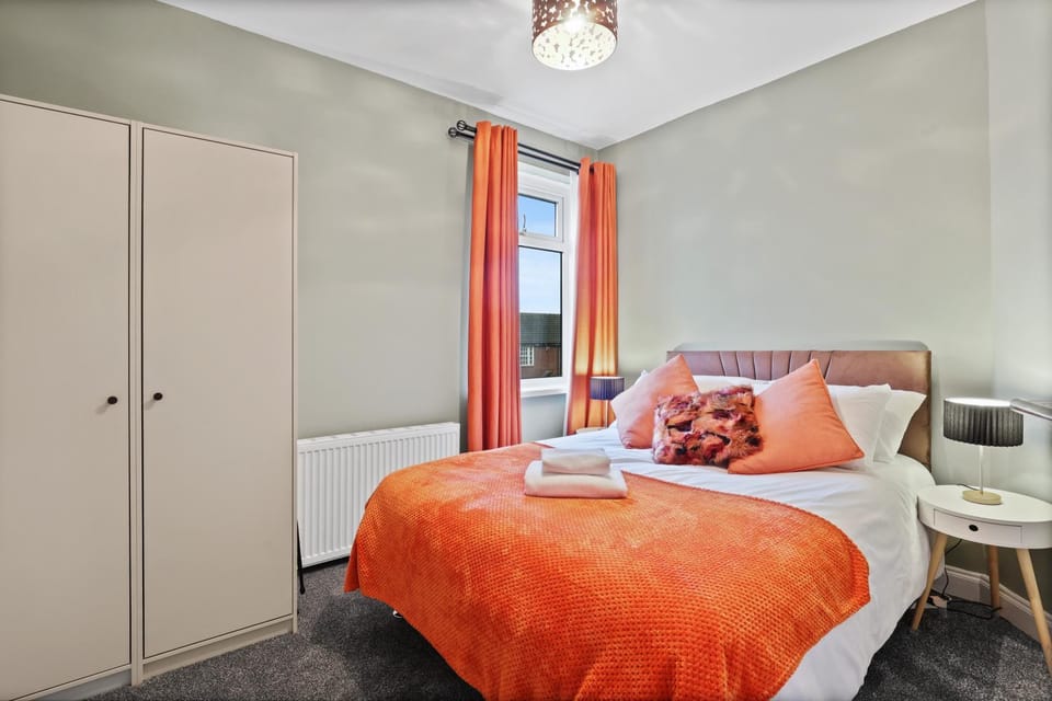 Bed, Neighbourhood, Photo of the whole room, Decorative detail, Bedroom, Text overlay, towels, wardrobe