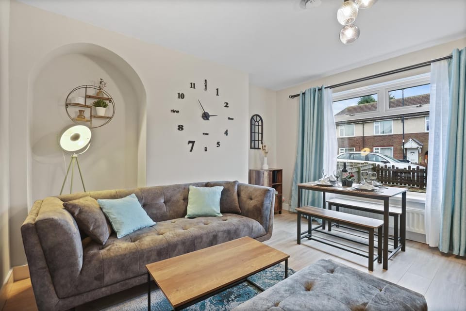 TV and multimedia, Kitchen or kitchenette, Living room, Seating area, Dining area