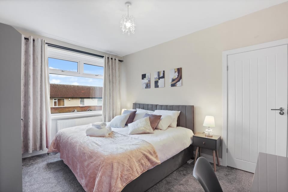 Bed, Photo of the whole room, Bedroom, wardrobe