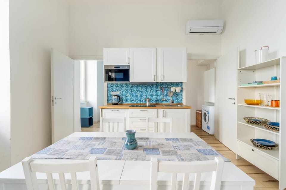 Kitchen or kitchenette, Dining area, oven, stove