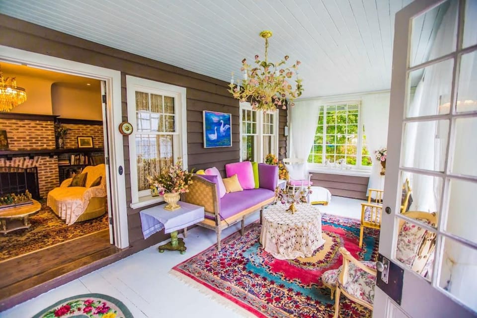 Luxury waterfront fairytale home -Carmen Elisabeth House in Burlington