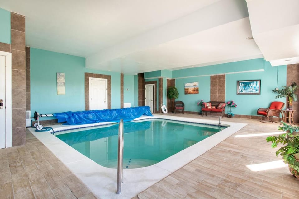 Galaxy Splash Hot Tub Pool Theater and MTN Views House in Sevierville