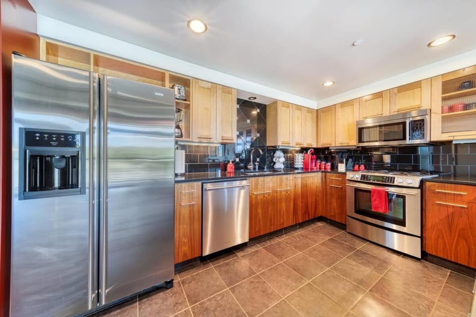 Downtown Condo Above Restaraunts- Free Parking House in Coeur dAlene