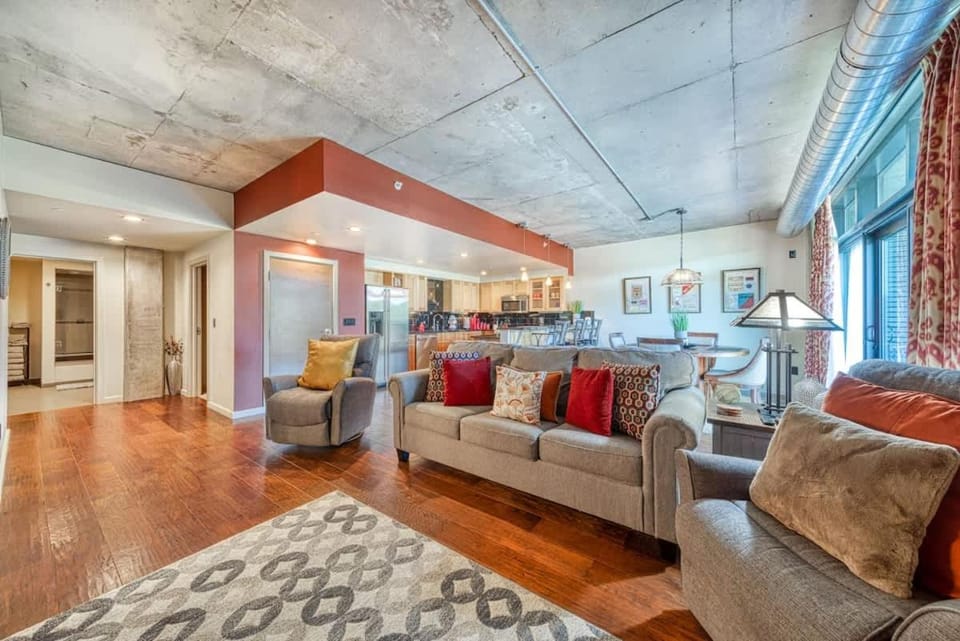 Downtown Condo Above Restaraunts- Free Parking House in Coeur dAlene