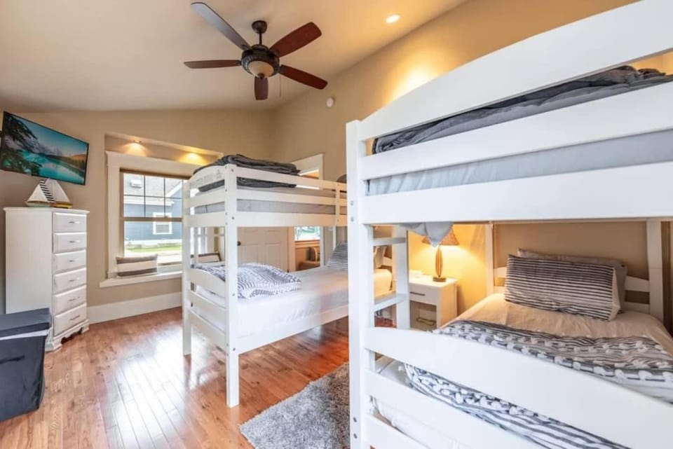 Historic Family Home Next To College and Lake CDA House in Coeur dAlene