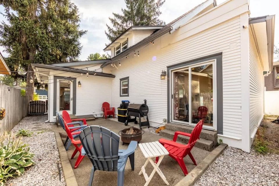 Historic Family Home Next To College and Lake CDA House in Coeur dAlene