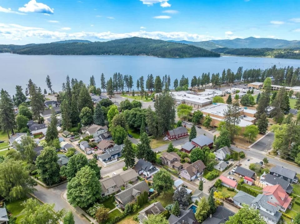 Historic Family Home Next To College and Lake CDA House in Coeur dAlene