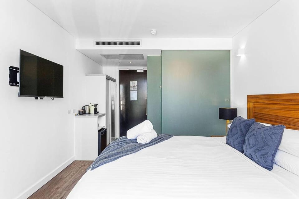 Bed, TV and multimedia, Bedroom, wardrobe, air conditioner