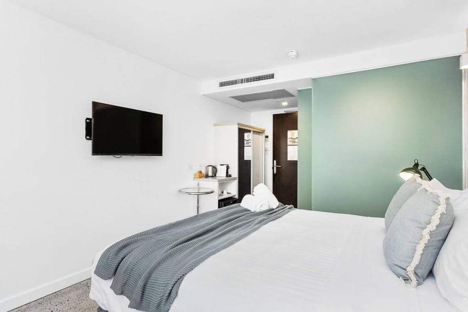 Bed, TV and multimedia, wardrobe, air conditioner