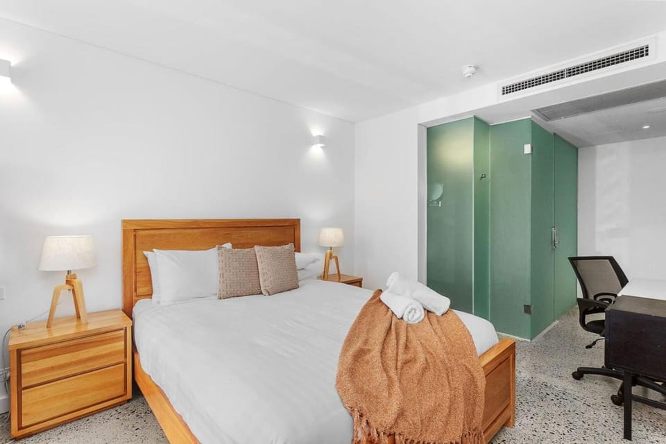 Bed, Seating area, air conditioner